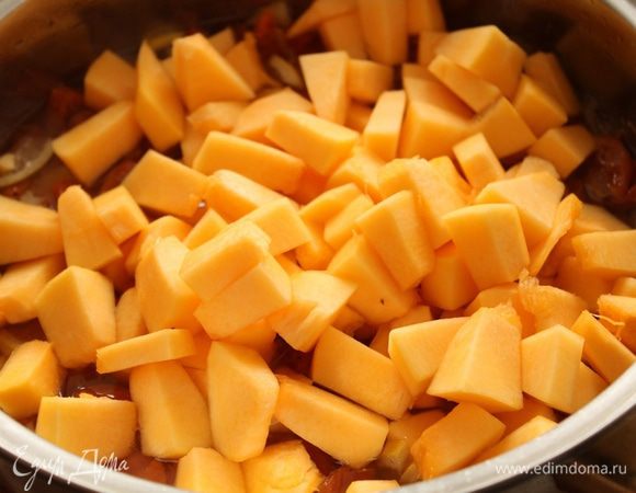 Тыкву нарезать на кусочки и варить на медленном, пока  не станет мягкой. У меня варилось чуть больше часа.