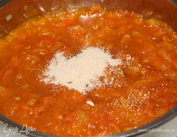 Когда тыква станет мягкой добавить "конфитюрку" и варить минуту-две.