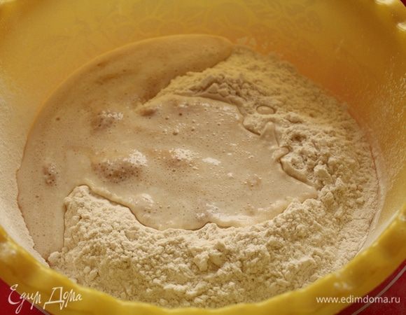 В теплом кефире активировать, добавить к просеянной муке.