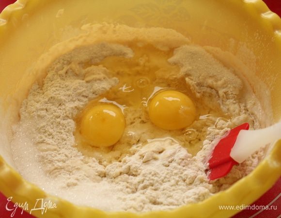 Добавить яйца, сахар. соль.