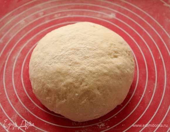 Замесить мягкое тесто,положить в смазанную растит. маслом чашку и поставить на час в теплое место.