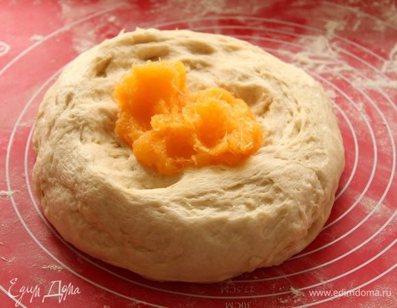 Через час к тесту добавить натертую на мелкой терке тыкву (лишнюю жидкость нужно отжать).