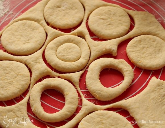 Раскатать тесто в пласт, (не тонко) вырезать выемкой круги.