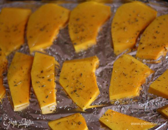 Духовку разогреваем до 180 градусов. Тыкву чистим, режем на ломтики примерно 1 см, укладываем на противень, сбрызгиваем оливковым маслом, солим и перчим. Посыпаем тимьяном сверху. Запекаем в течение 15 мин. Даем остыть.