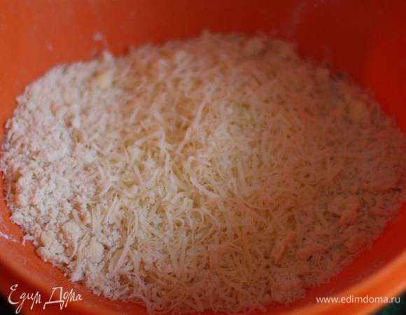 Теперь тесто. Холодное масло, порезанное кусочками и муку рубим ножом в крошку, добавляем мелконатертый сыр и тимьян, постепенно воду,если нужно. Собираем тесто в шар и убираем на 30 мин на холодильник.