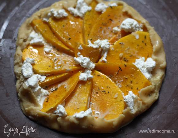 ...сверху раскладываем сыр. Заворачиваем аккуратно края, чтобы получились бортики.Яйцо слегка взбиваем и смазываем тесто. Остатки яйца смешиваем со сливками и заливаем пирог. Ставим в духовку и выпекаем при 180 градусах 30-35 минут.