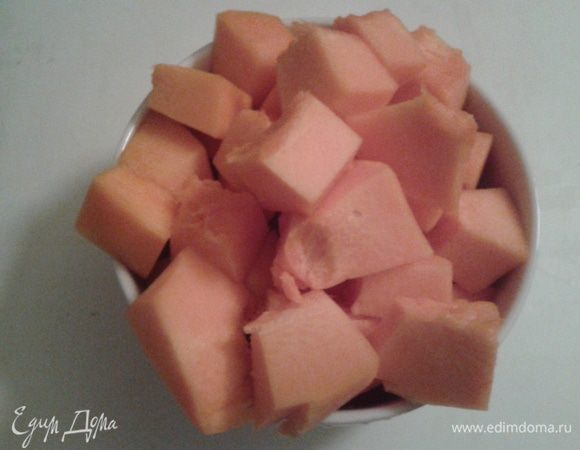 Нарезаем тыкву кубиками. Варим её 10 мин, вместе с кардамоном и гвоздикой. Превращаем тыкву  в пюре.