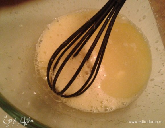 Растапливаем масло. Тщательно взбиваем венчиком яйца с сахарной пудрой, добавляем теплое масло, вводим просеянную муку с разрыхлителем. Все тщательно перемешиваем, до состояния не очень густой сметаны. Делим полученную массу на две части.