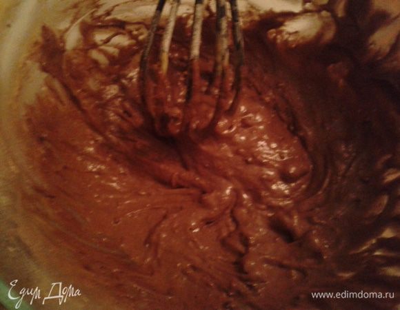 В одну часть добавляем какао, покрошенный шоколад,  ванилин, корицу, цедру апельсина.