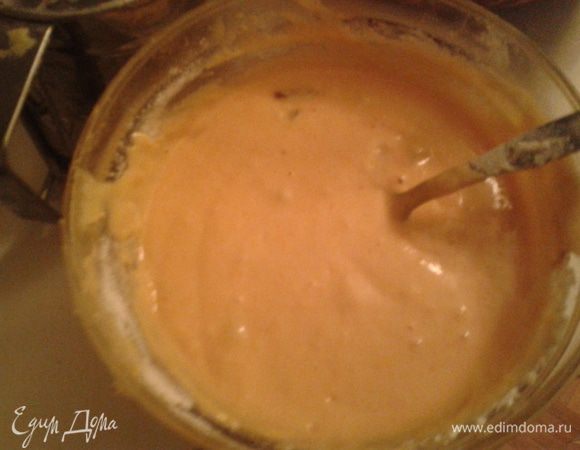 Во вторую часть остывшее пюре тыквы, изюм, ванилин, корицу, имбирь. По необходимости добавляем муку.