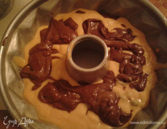 Форму для запекания смазываем сливочным маслом. Слоями выкладываем тесто, сначала тыквенную массу, затем шоколадную, затем опять чередуем. (можно тесто выкладывать кляксами, в любом порядке).