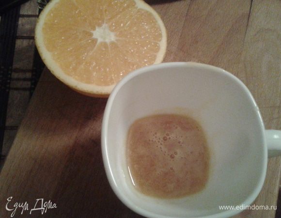 Приготовить карамель. На разогретую сковороду кладем сахар, даем ему прогреться, помешиваем силиконовой лопаткой. Затем добавляем сок апельсина, вино.  Даем жидкости увариться, до вязкого состояния, постоянно помешивая.