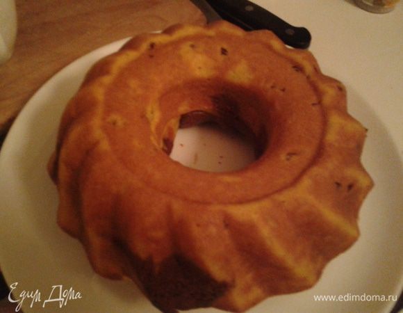 Даем кексу чуть остыть, и поливаем его карамелью, сверху украшаем шоколадом и цедрой апельсина.