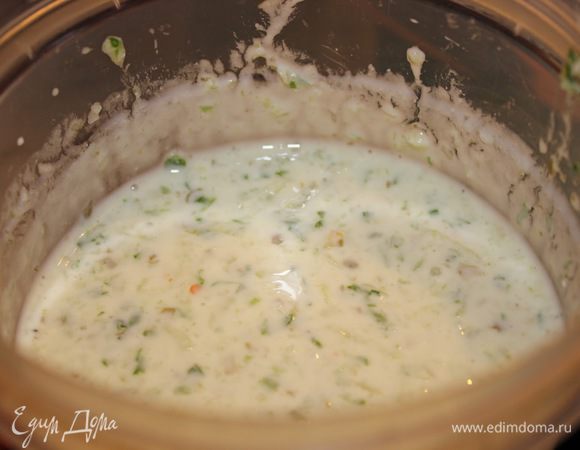 Приготовить соус. Я написала два варианта - обычный и низкокалорийный с йогуртом. 
Соус №1 : яичный желток взбиваем венчиком тонкой струйкой подливая масло пока не получится густая эмульсия, добавляем сок лимона, горчицу и соевый соус, еще раз взбиваем. 
Соус №2 : йогурт смешиваем с мелко изрубленным огурчиком, измельченной мятой, чесноком из пресса и белым перцем.