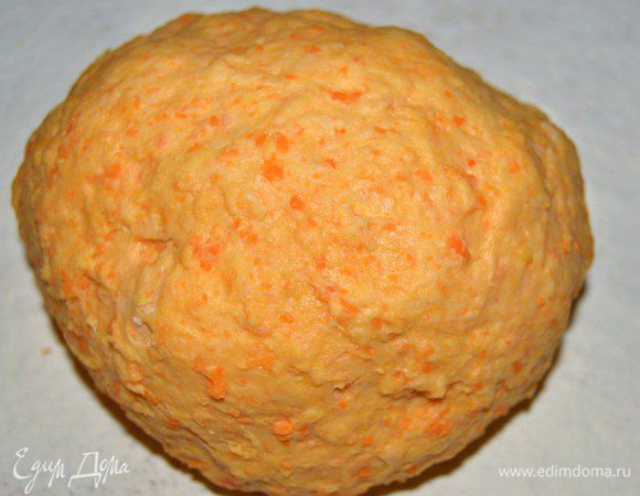 Сделать тыквенное пюре: измельчить небольшой кусочек в блендере или пропустить через мясорубку. Если пюре оказалось больше положенного, то остатки можно использовать в начинке. Муку просеять, добавить яйцо и немного подсоленной воды. Муку сразу всю не высыпайте, добавляйте второй стакан  по мере необходимости при замесе. Тут все зависит еще и от сочности тыквы, может понадобиться и меньшее количество воды. Замесите мягкое, эластичное и не липнущее к рукам тесто.