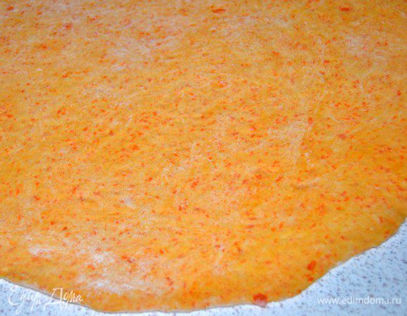 Стол припорошить мукой и раскатать тесто тонким слоем.