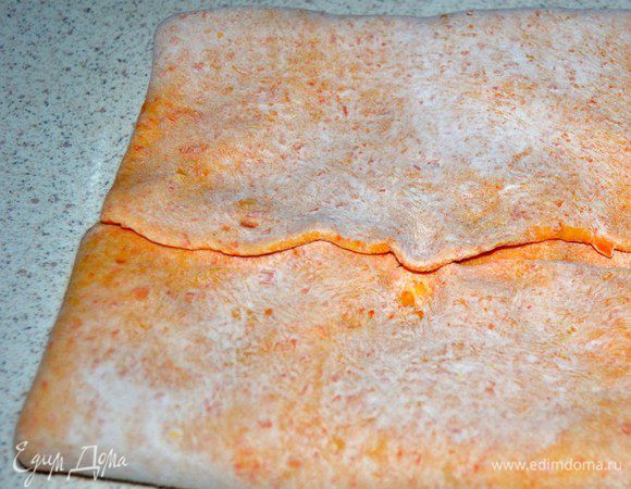 Завернуть дальний от вас край к середине.