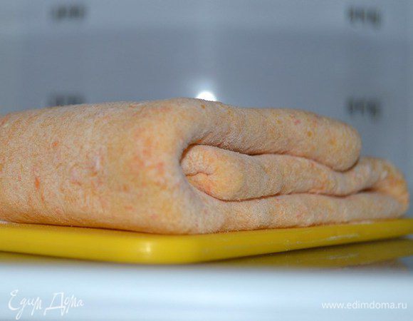 Убираем на час в холодильник. Затем повторяем раскатывание и складывание еще три раза. Но в холодильнике после каждой раскатки можно держать уже поменьше. Хватит 30 мин.