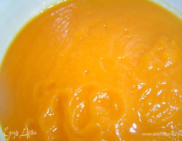 В первую очередь будем готовить коржи. Начинаем с тыквы, очищаем ее, нарезаем кусочками и отвариваем ее в небольшом кол-ве воды, затем сливаем воду, а тыкву пюрируем блендером.