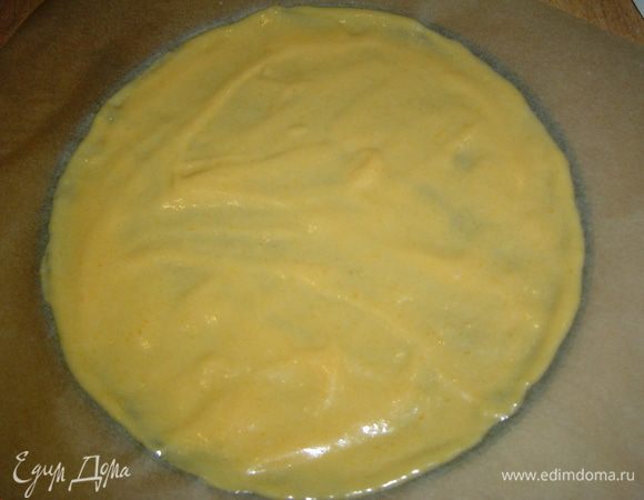 К тыквенному пюре добавляем яйца, сгущенное молоко, растительное масло и растираем, а затем добавляем просеянную с разрыхлителем муку, соль и хорошенько все перемешиваем до однородности(тесто должно быть как густая сметана). Коржи можно выпекать двумя способами, первый – это сковорода, которую разогреваем и выкладываем 2-2,5 ст.л. теста (сковороду не смазывать), накрываем крышкой и выпекаем 2,5 – 3 минуты. Я выпекала коржи в духовке, это второй способ. На пергаменте рисуем окружность необходимого нам размера (у меня 21 см), ложкой выкладываем 3 ст.л. теста и выпекаем 3-4 минуты при 180 гр.,