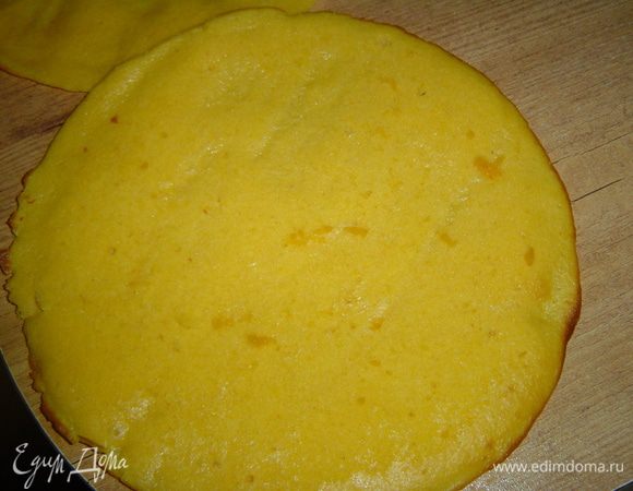 затем аккуратно снимаем пергамент, а коржи раскладываем отдельно друг от друга и даем полностью остыть. У меня получилось 7 коржей.