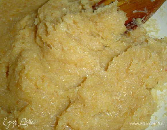 Коржи готовы и мы приступаем к начинке. Яблоки очищаем , натираем на терке, выкладываем в сковороду и тушим около 8 минут, затем добавляем сгущенное молоко, сахар, манную крупу и тушим на протяжении 2-3 минут. Начинка получается густая.