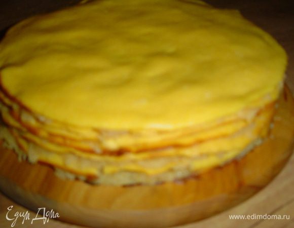 Теперь собираем торт. На коржи наносим начинку, кроме верхнего, а затем накрываем торт сверху фольгой, ставим груз и оставляем на час.