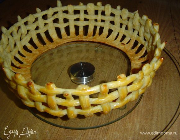 Всю эту конструкцию смазываем чуть взбитым желтком и отправляем в духовку, разогретую до 180 гр., до легкого зарумянивания. 