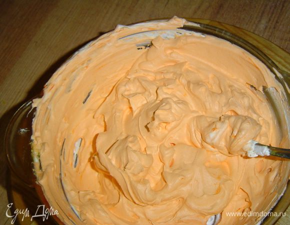 Готовим крем, для этого взбиваем сливки с сахарной пудрой до устойчивых пиков, а затем частями вводим тыквенное пюре и аккуратно перемешиваем.
