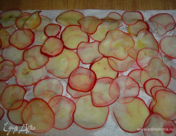 Корзина остывает, а мы приступаем к прекрасному, то есть к розам. Яблоки нарезаем или натираем очень тонкими слайсами. В кастрюлю наливаем 700 мл воды, добавляем 350 г сахара, размешиваем и даем закипеть, затем кладем яблоки и после того, как они закипят извлекаем из кастрюли, выкладываем в дуршлаг, чтобы стек сироп.