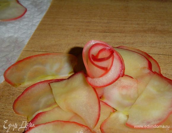 После этого начинаем формировать розочки, из маленьких кружочков скручиваем серединку, затем берем кружочки большего диаметра, накручиваем сверху и немного отгинаем концы, тем самым придавая лепесткам натуральный вид. Большие лепестки делим на две части, а розы делаем нужного Вам размера.