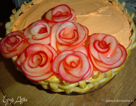 Все готово для украшения, приступаем….. В остывшую корзину помещаем торт, сверху смазываем кремом, а сверху выкладываем наши розы! Последним штрихом будет мята, которую мы размещаем между розами.