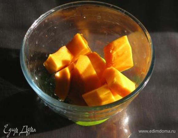 Залить тыкву водой и сварить с 1,5 ст.л. сахара до мягкости. Размять в пюре.