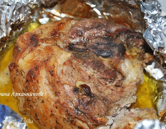Завернуть фольгу и запекать 1,5 часа при 180 гр. Потом приоткрыть немного фольгу, чтоб немного выпарилась жидкость. Запекать еще 15 минут.