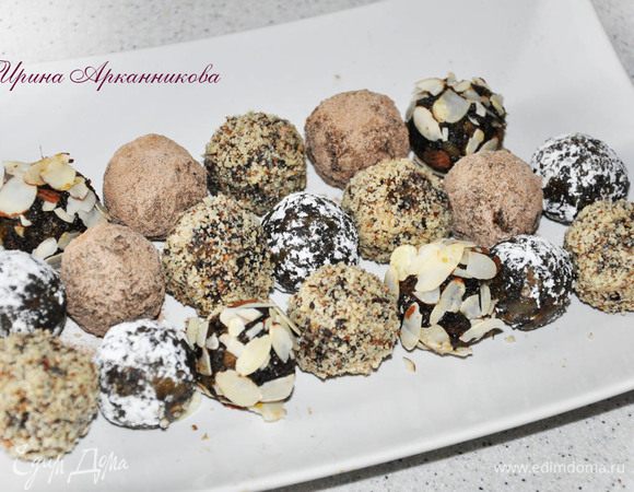 Сухофрукты пропустить через мясорубку. Добавить ликер. 