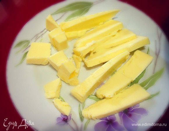 Масло сливочное достать заранее и порезать на кусочки что бы быстрее стало мягким...