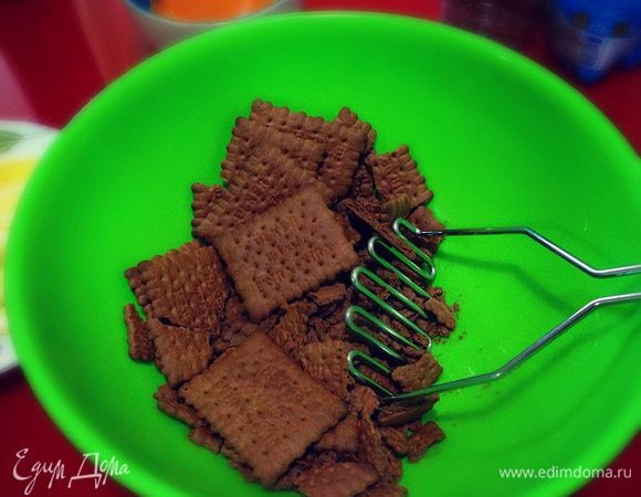 Разомнем бисквитное печень в крошку....у нас сухое бисквитное печенье с какао вкусом ....