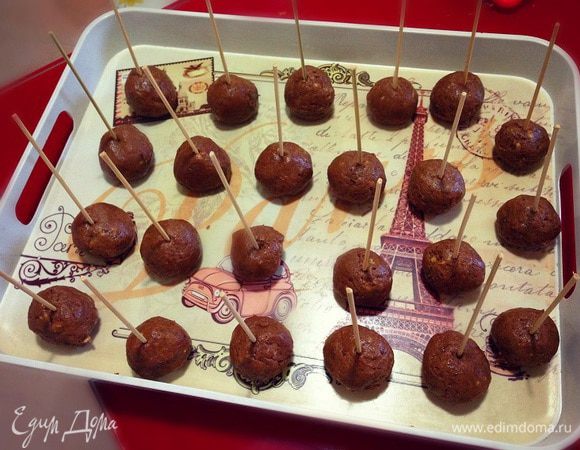 Скатать из массы шарики,можно вставить палочки ,это для того что бы удобнее было макать в растопленный шоколад ,при желании их можно так и оставить ,а можно потом удалить...отправляем наши конфетки в морозилку охлодится....