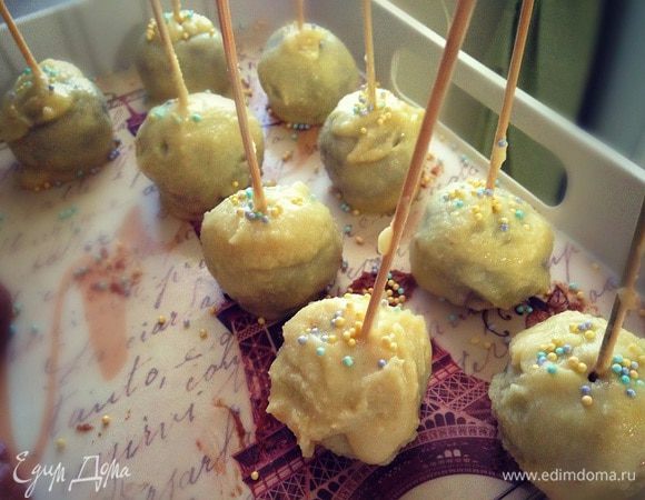 Обмакиваем каждую конфетку в растопленный шоколад посыпаем посыпкой....некоторые можно обмакнуть в другой шоколад и обвалять в орешках,а еще можно положить секрет в некоторые конфетки орешек или кусочек сухофрукта .....
отправляем в морозилку на 15- 20 минут...