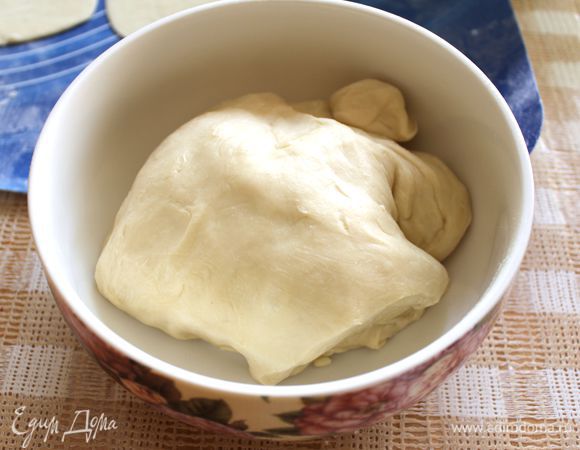 Приготовьте тесто: сделайте горку из муки с углублением, введите яйцо, соль и понемногу добавляйте воду. Замесите крутое эластичное тесто и оставьте на 1 час.