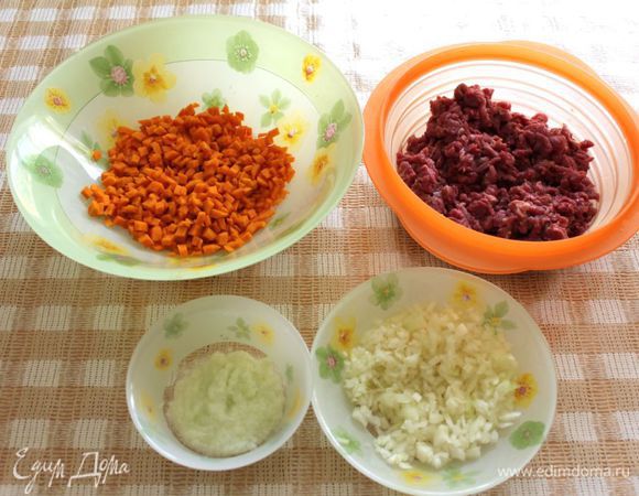 Нарежьте мясо мелкими кубиками. Тыкву нарежьте так же, как и мясо. Одну луковицу нарежьте мелко, вторую — измельчите в блендере в пюре.