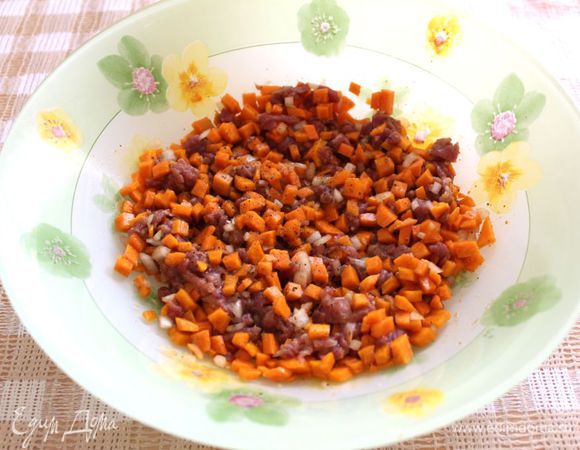 В нарезанную тыкву добавьте соль, хорошо поперчите, влейте 0,5 ст. л. бальзамического уксуса. Соедините мясо с нарезанным луком и пюре, посолите, поперчите, добавьте вторую часть уксуса и отправьте к тыкве. Все хорошо перемешайте. Если мясо нежирное, то можно прямо в начинку добавить примерно 1,5 ст.л. размягченного сливочного масла и перемешать. Начинка должна отдохнуть 15 минут.