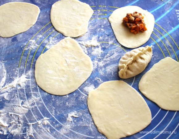 Раскатайте крупные кружки из теста, выложите начинку, хорошо залепите края. Способов лепки мант очень много, здесь начинается ваше творчество.