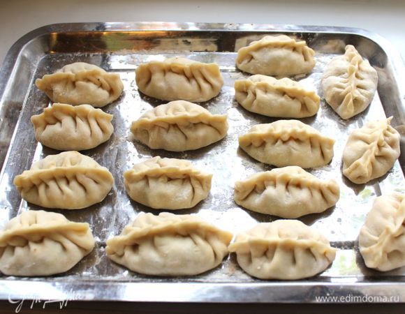 Манты готовьте на пару в мантоварке или пароварке примерно 45 минут.