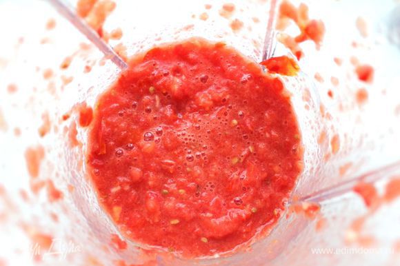 Для соуса измельчите в блендере помидоры и чеснок (недолго, чтобы не было пены), посолите, поперчите, добавьте щепотку сахара и масло. Соус готов.