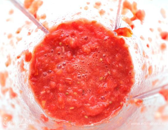 Для соуса измельчите в блендере помидоры и чеснок (недолго, чтобы не было пены), посолите, поперчите, добавьте щепотку сахара и масло. Соус готов.