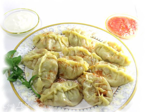 Горячие манты сразу смажьте сливочным маслом и присыпьте красным перцем. Подавайте на стол вместе с соусом, а также можно со сметаной. Приятного аппетита!