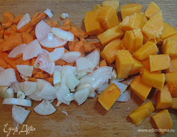 Нарезать тыкву, лук, морковь средними кубиками.  