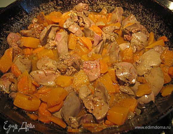 Добавить красное вино, специи, закрыть крышкой и тушить на среднем огне 15 – 20 минут. Открыть крышку и выпарить лишнюю жидкость. 