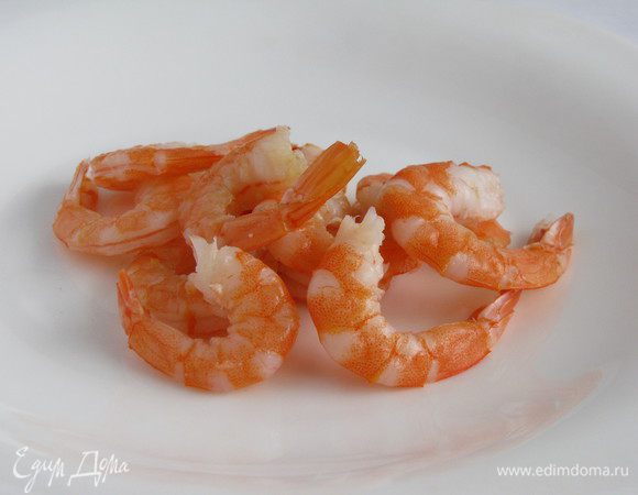 Креветки отварить в подсоленой воде, очистить от голов, панцирей, кишечной вены.